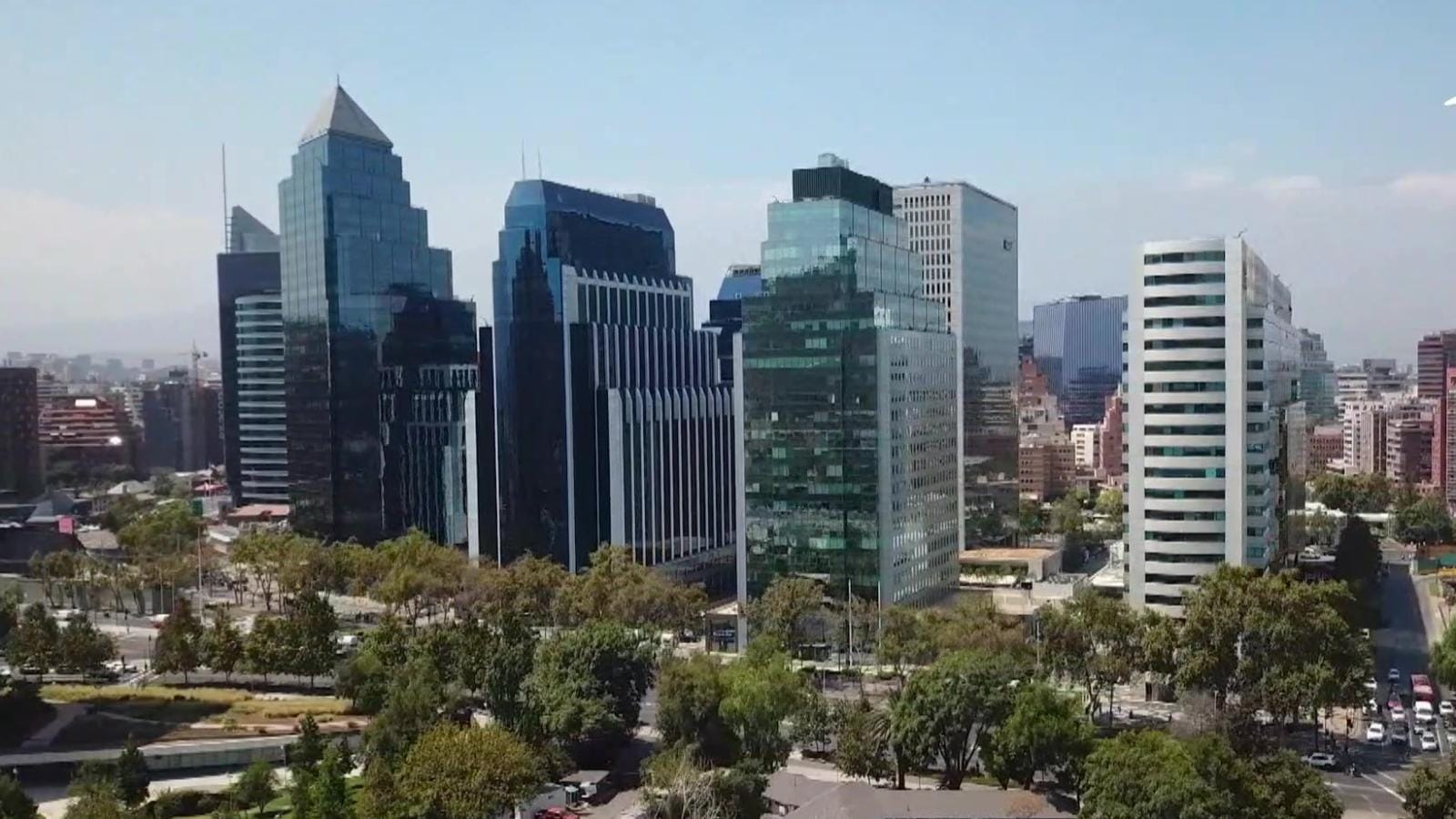 Barrio financiero de Santiago (Sanhattan) con sus torres corporativas